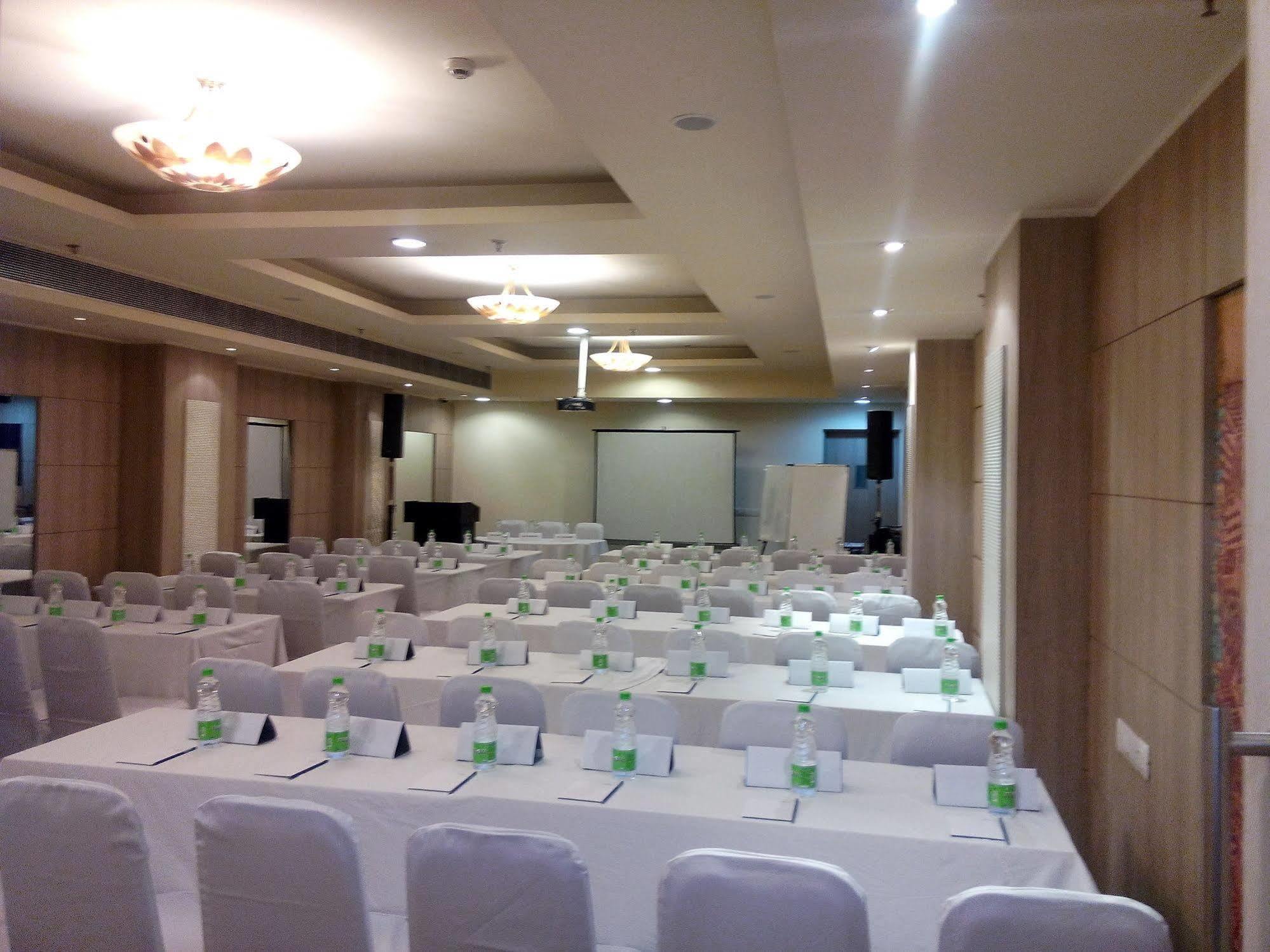 Sarovar Portico Naraina, Hotel New Delhi Eksteriør billede